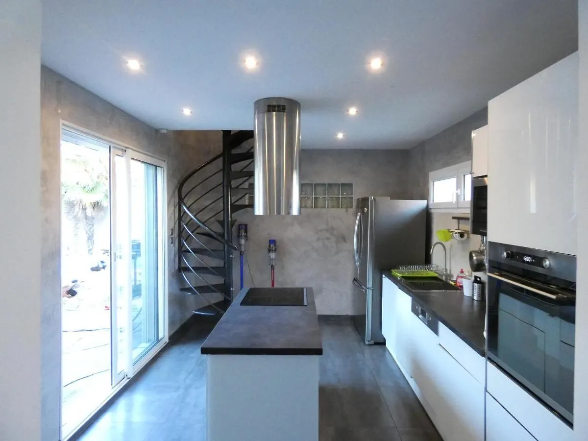 Maison Moderne Et Spacieuse Avec Piscine Villeurbanne 0*,  France